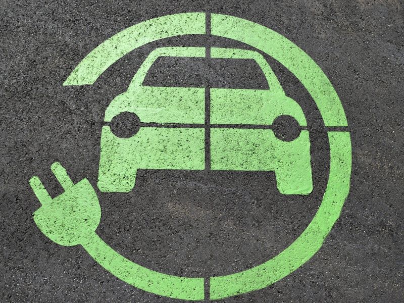 Auto: tornano gli incentivi per i veicoli a bassa emissione.